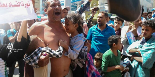 شاهد | صورة لمواطن يمني مع أطفاله تهز مشاعر العالم وتبكي ملايين المواطنين اليمنيين بحرقة وندامة؟ 