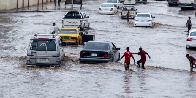 هطول أمطار رعدية غزيرة وسيول جارفة