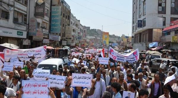 مظاهرة حاشدة في تعز ومطالبات بتفجير ثورة ضد الفاسدين