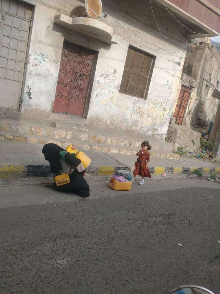 شاهد : صورة حزينة تشعل الشارع اليمني لتصبح الأكثر تداولاً عبر مواقع التواصل الإجتماعي 