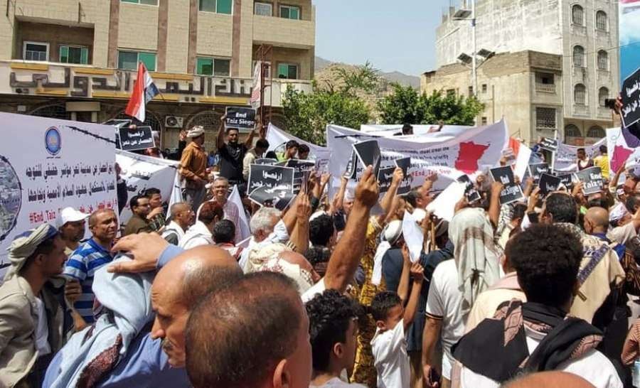 شاهد: تظاهرات حاشدة وغير مسبوقة في تعز تطالب الأطراف اليمنية بفتح طرقات تعز