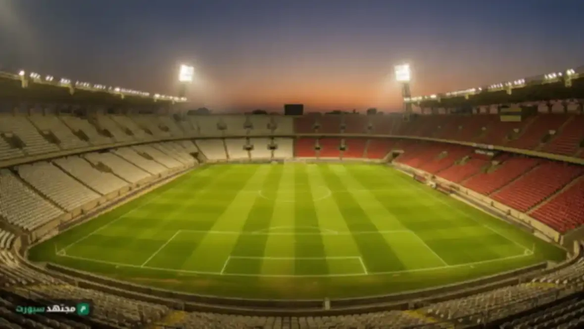 صورة توضيحية لملعب في القاهرة بمدرجات بيضاء وحمراء تحت الأضواء قبل الجولة الثامنة من الدوري المصري